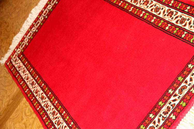 赤い色のトルケマン手織りペルシャ絨毯無地58556、サイズ：113x82ｃｍ（フサ含まず）