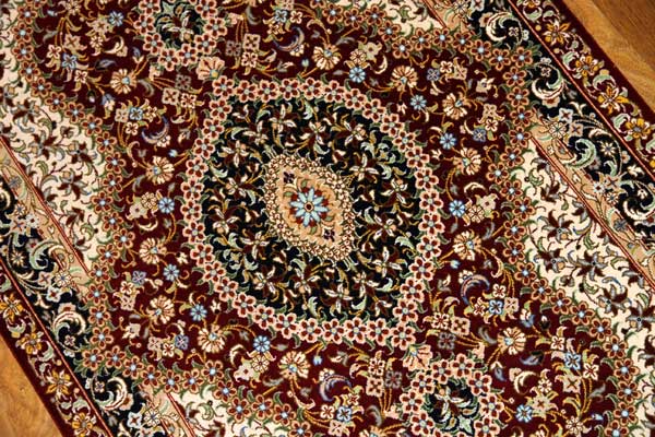 クム産地シルク100％玄関マットメダリオンデザイン、ペルシャ絨毯49038、サイズ：95x60 CM