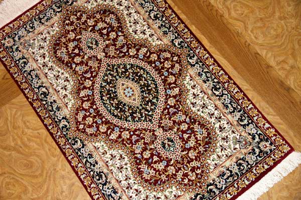 クム産地シルク100％玄関マットメダリオンデザイン、ペルシャ絨毯49038、サイズ：95x60 CM