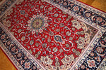 ペルシャ伝統のイスファハン町カーペット99432レッドカーペット、イラン絨毯、サイズ：241x155ｃｍ（フサ含まず）