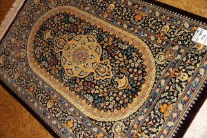 高級手織りペルシャ絨毯クムシルク48047　、工房：NASIIRI、サイズ：117x78、
