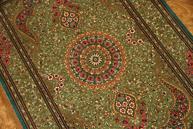 高級手作りペルシャ絨毯クムシルクグリーン57008、green carpet silk、サイズ：121x76 CM