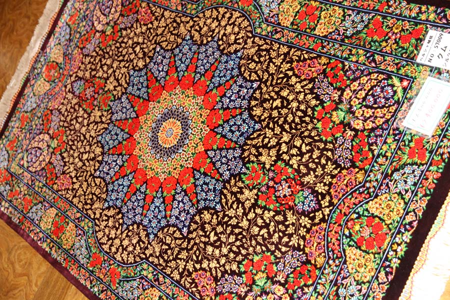 ペルシャ絨毯のクムシルクとても高品質マット57009,サイズ：122x76 CM