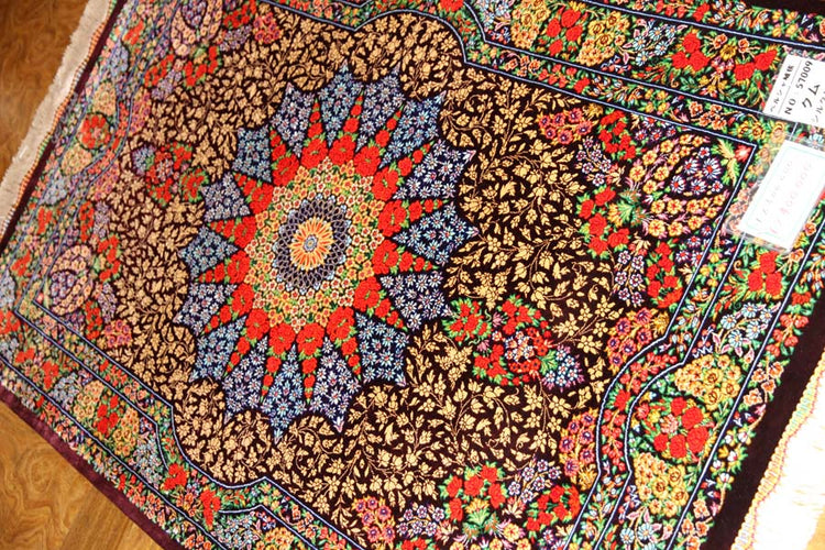 ペルシャ絨毯のクムシルクとても高品質マット57009,サイズ：122x76 CM