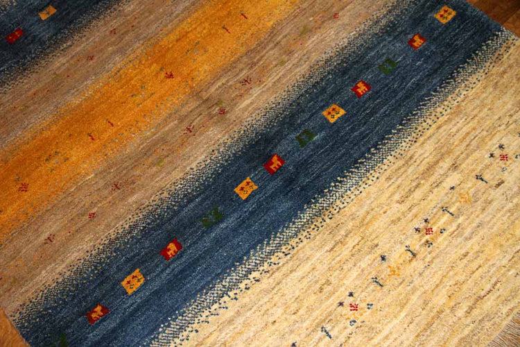 手織りペルシャギャッベの明るい色彩ソファー前ラグ19210、サイズ：204x147 CM (フサ含まず）