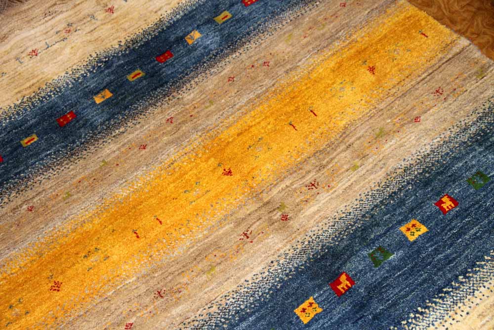 手織りペルシャギャッベの明るい色彩ソファー前ラグ19210、サイズ：204x147 CM (フサ含まず）