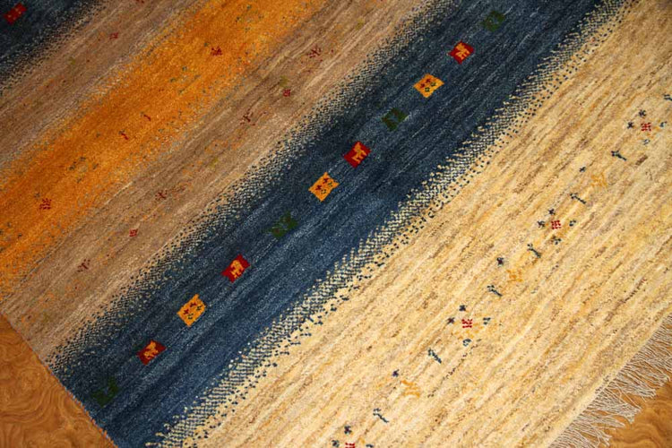 手織りペルシャギャッベの明るい色彩ソファー前ラグ19210、サイズ：204x147 CM (フサ含まず）