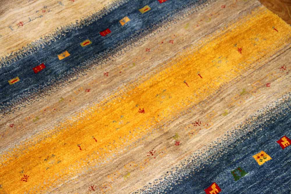手織りペルシャギャッベの明るい色彩ソファー前ラグ19210、サイズ：204x147 CM (フサ含まず）