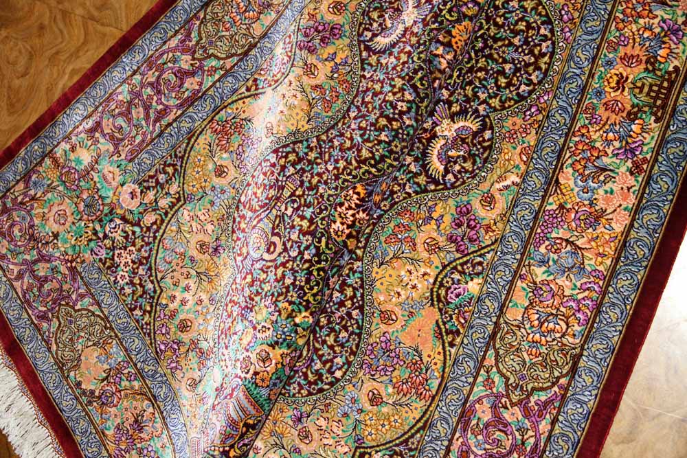 有名工房のジャムシディーセンターラグ、ペルシャ絨毯クム60027、サイズ：148x97 CM (フサ含まず)