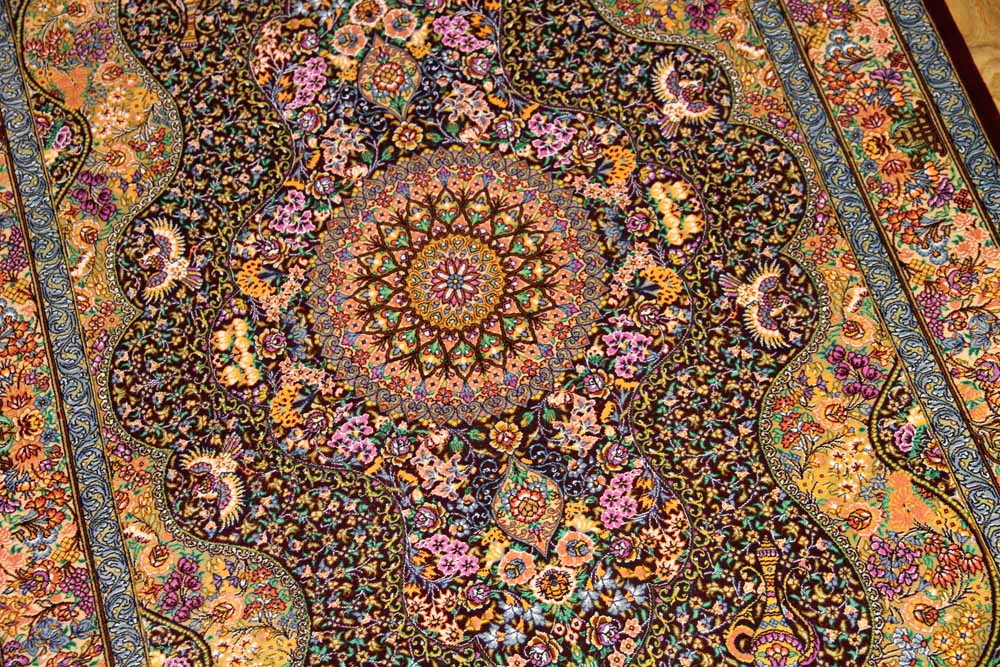 有名工房のジャムシディーセンターラグ、ペルシャ絨毯クム60027、サイズ：148x97 CM (フサ含まず)
