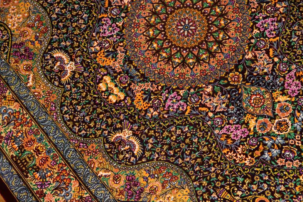 有名工房のジャムシディーセンターラグ、ペルシャ絨毯クム60027、サイズ：148x97 CM (フサ含まず)
