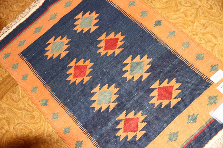 キリムの玄関マットイラン輸入ブルー色46515、サイズ：128ｘ83ｃｍ（フサ含まず）