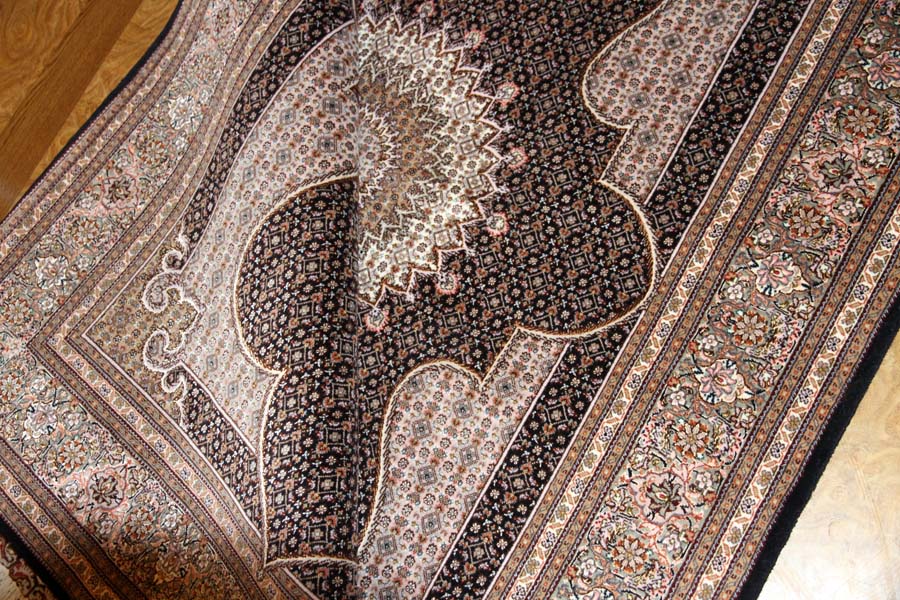 とてもかっこいいデザインの手織りペルシャ絨毯57049、black carpet tabriz、サイズ：208x153ｃｍ（フサ含まず）