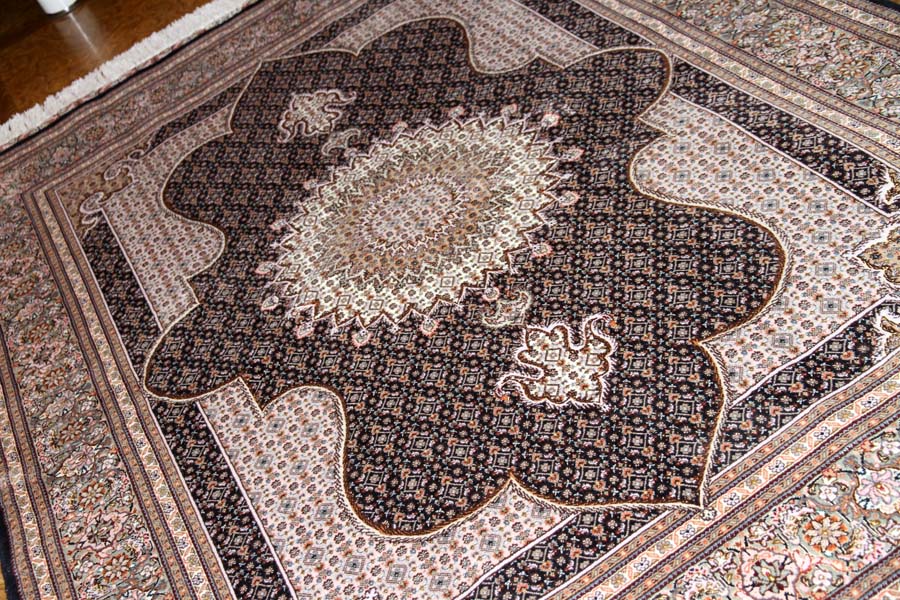 とてもかっこいいデザインの手織りペルシャ絨毯57049、black carpet tabriz、サイズ：208x153ｃｍ（フサ含まず）