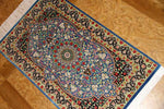 シルクのペルシャ絨毯玄関マットブルー色56041、イラン輸入、サイズ： 98x60 CM