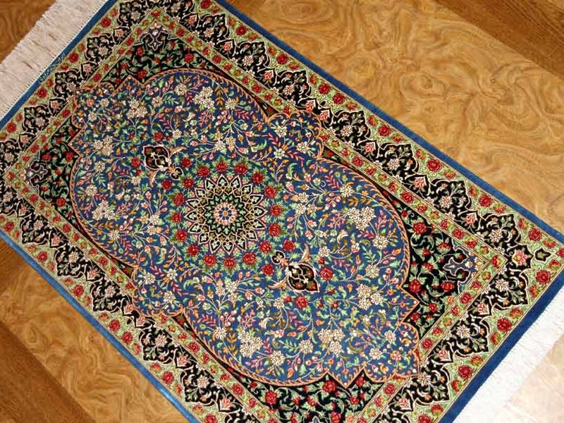 シルクのペルシャ絨毯玄関マットブルー色56041、イラン輸入、サイズ： 98x60 CM