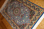シルクのペルシャ絨毯玄関マットブルー色56041、イラン輸入、サイズ： 98x60 CM