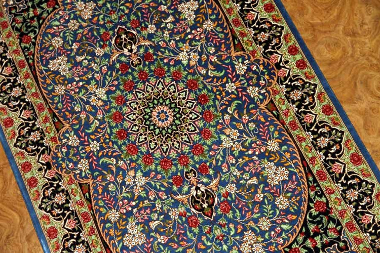 シルクのペルシャ絨毯玄関マットブルー色56041、イラン輸入、サイズ： 98x60 CM