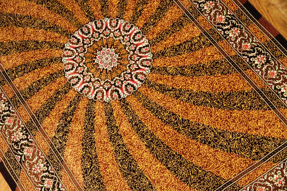 手織りペルシャ絨毯シルク非常に珍しいデザインと色合い248427、サイズ：119ｘ80 CM