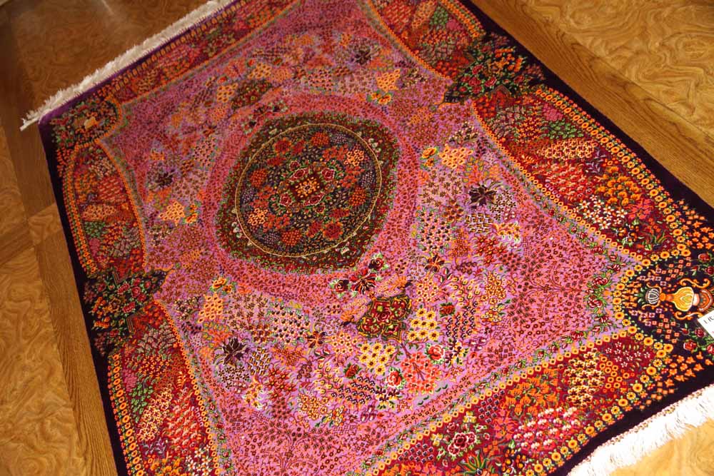 最高級シルクの手織りペルシャ絨毯センターラグ75125　サイズ：150x99 CM (フサを含まず）