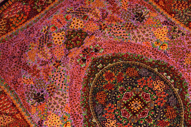最高級シルクの手織りペルシャ絨毯センターラグ75125　サイズ：150x99 CM (フサを含まず）