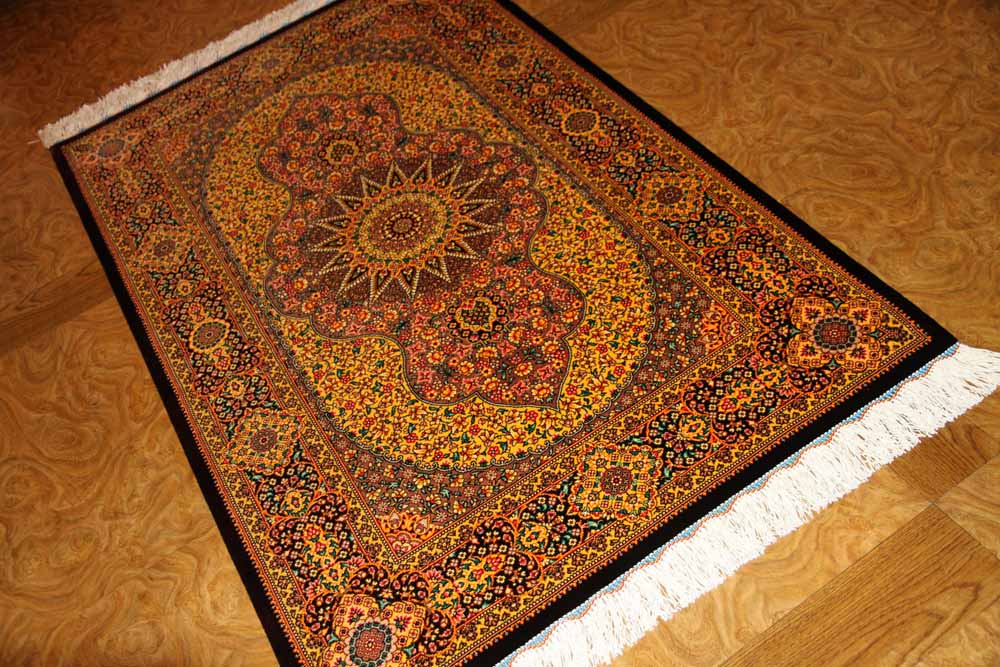 高級手織りペルシャ絨毯クムシルクメダリオンデザイン247971、サイズ：121x79 CM