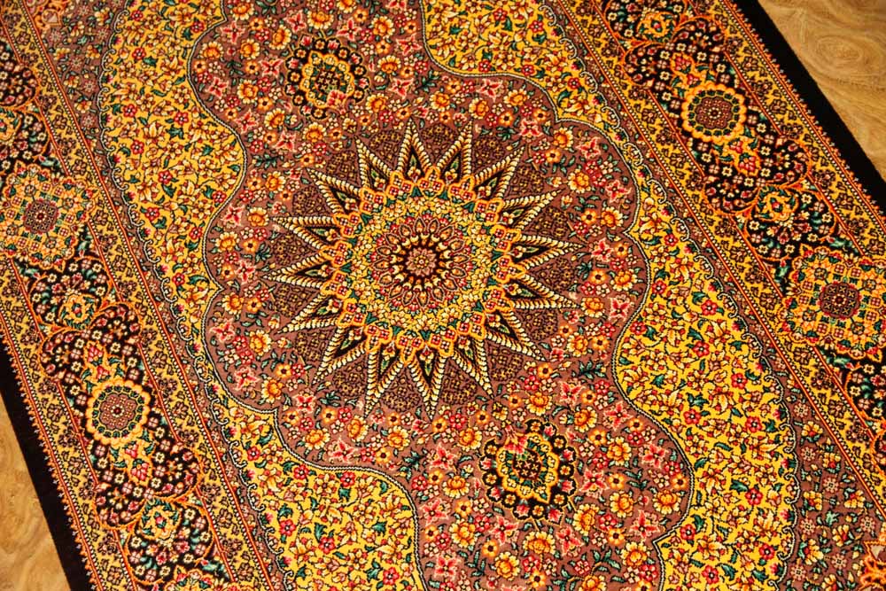 高級手織りペルシャ絨毯クムシルクメダリオンデザイン247971、サイズ：121x79 CM
