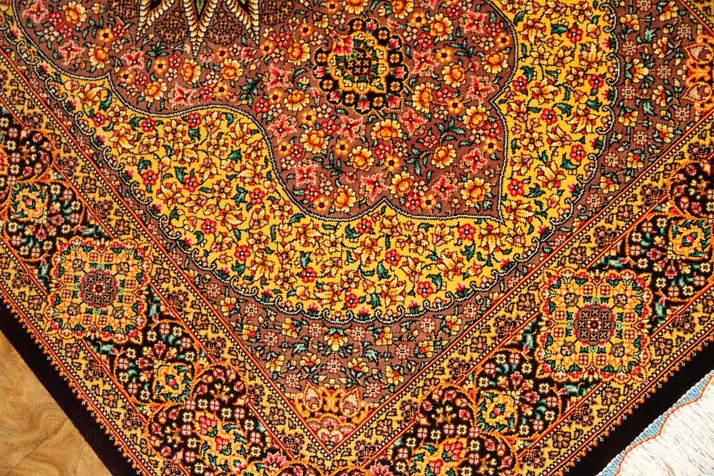 高級手織りペルシャ絨毯クムシルクメダリオンデザイン247971、サイズ：121x79 CM