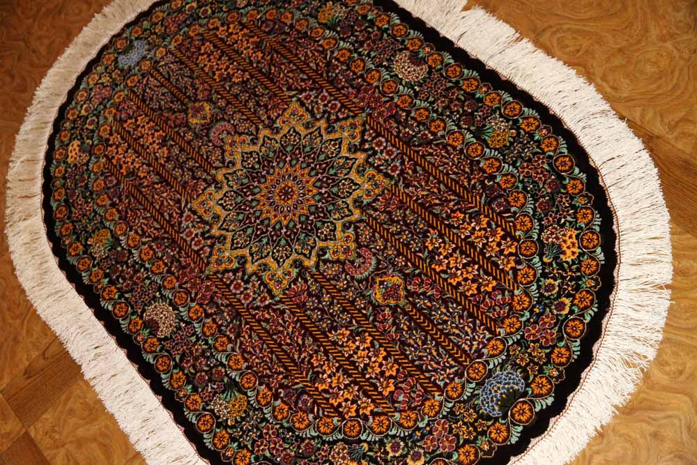 楕円形シルク手織りペルシャ絨毯、クム産モハラマトデザイン60031、サイズ：119x76 CM
