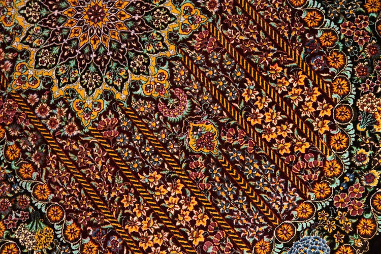 楕円形シルク手織りペルシャ絨毯、クム産モハラマトデザイン60031、サイズ：119x76 CM
