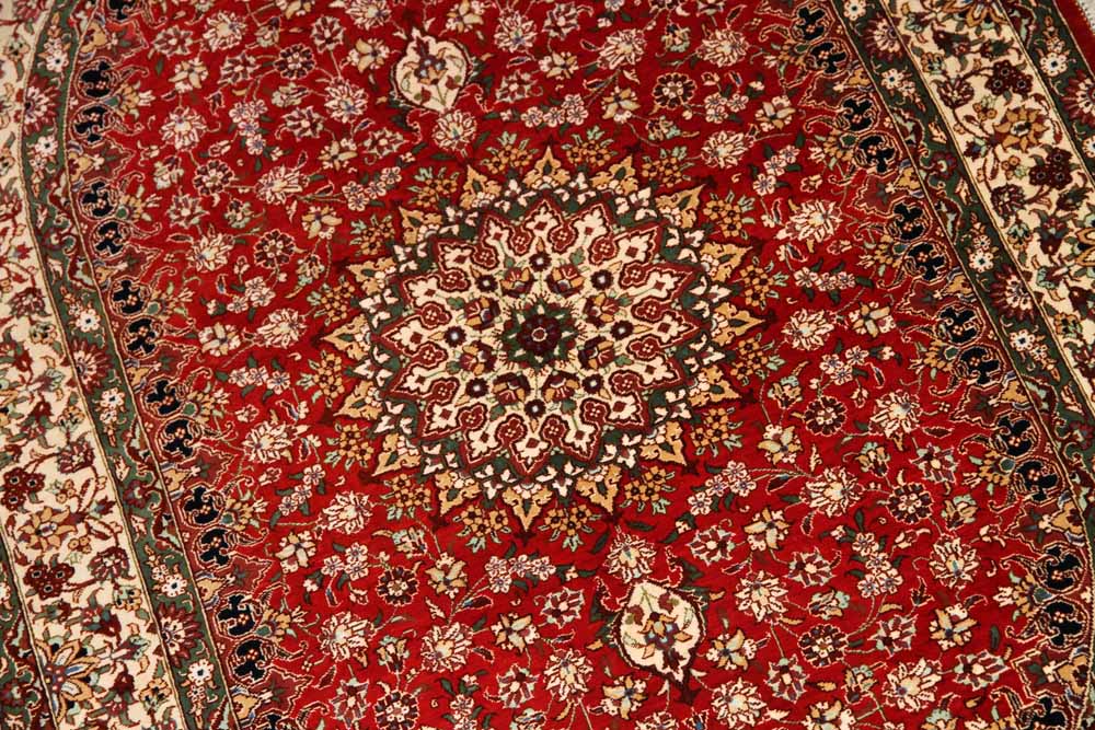 楕円形手織りペルシャ絨毯、クムシルクメダリオン60034、サイズ：118x77 CM