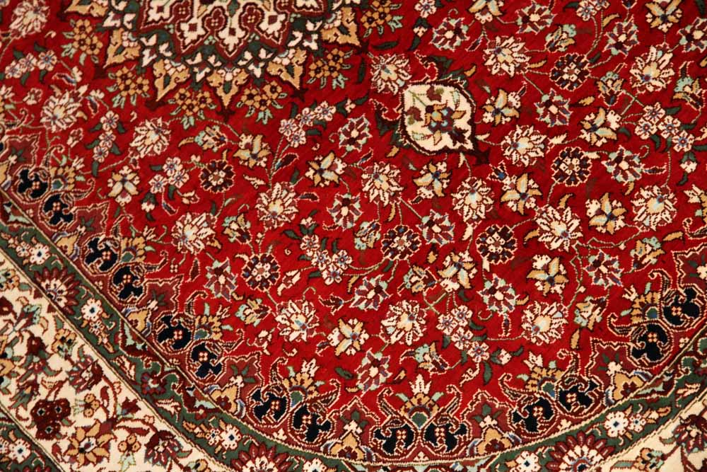楕円形手織りペルシャ絨毯、クムシルクメダリオン60034、サイズ：118x77 CM