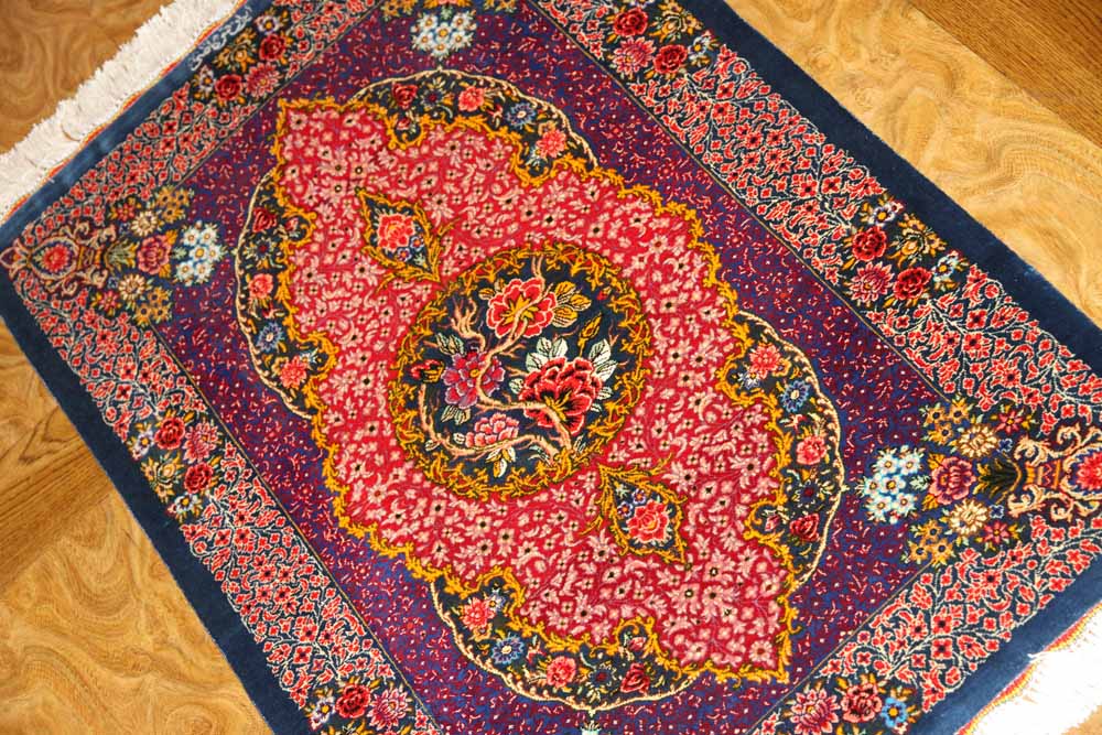 高級ペルシャ絨毯のマンション玄関マット、クムシルクピンク色60048、サイズ：86x59 CM
