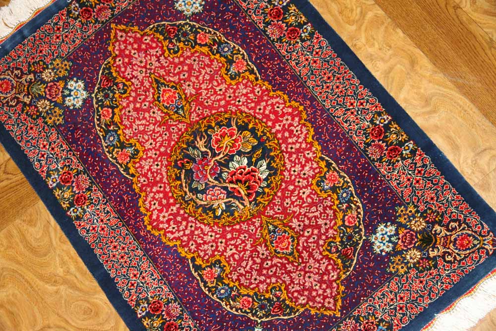 高級ペルシャ絨毯のマンション玄関マット、クムシルクピンク色60048、サイズ：86x59 CM