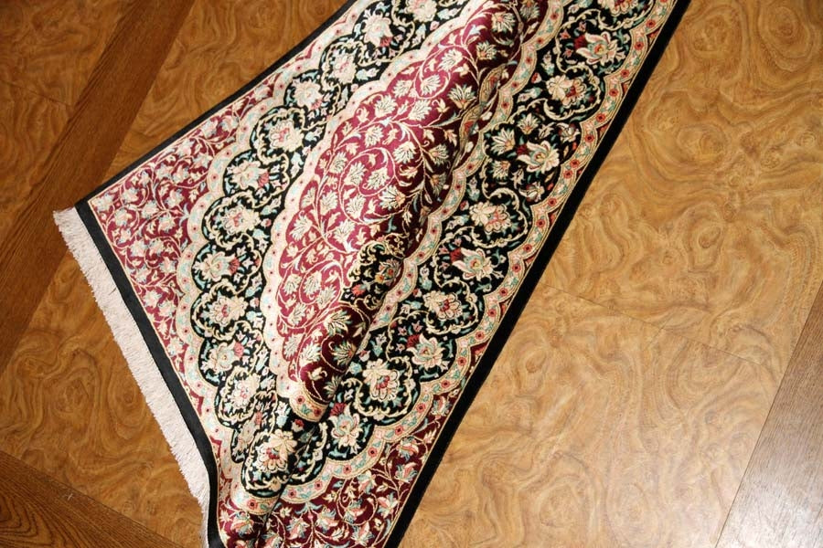 伝統的なペルシャ絨毯の模様クムシルク玄関マットメダリオンデザイン56076、サイズ：128x77 CM、