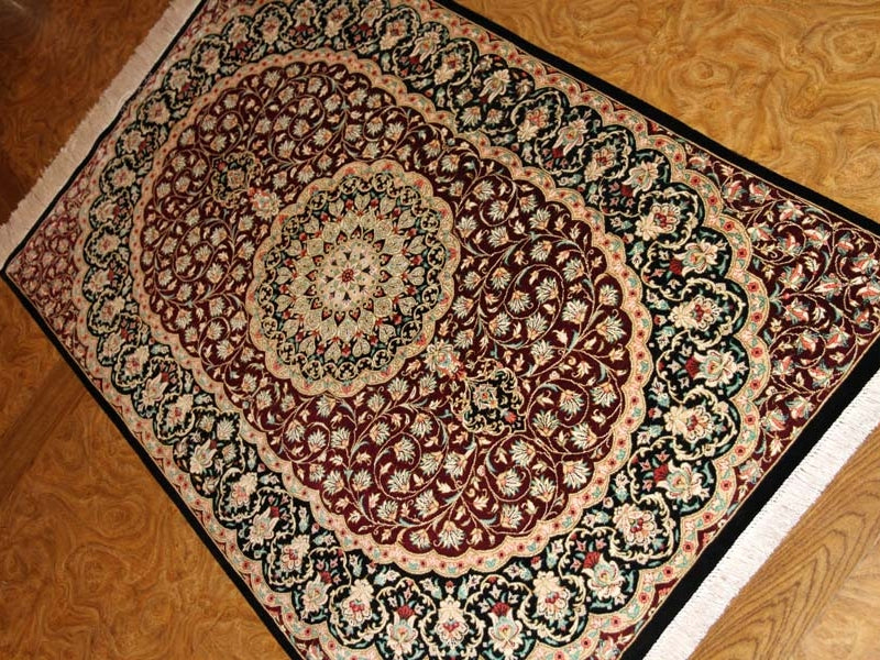 伝統的なペルシャ絨毯の模様クムシルク玄関マットメダリオンデザイン56076、サイズ：128x77 CM、