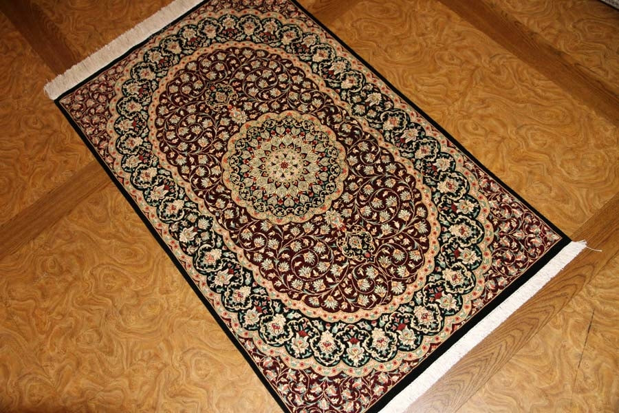 伝統的なペルシャ絨毯の模様クムシルク玄関マットメダリオンデザイン56076、サイズ：128x77 CM、
