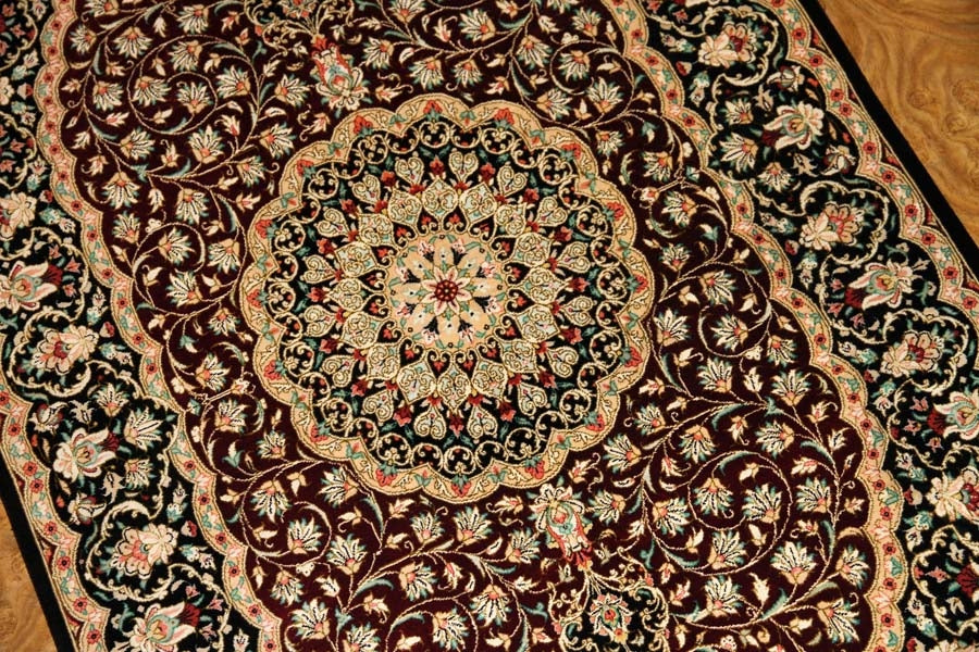 伝統的なペルシャ絨毯の模様クムシルク玄関マットメダリオンデザイン56076、サイズ：128x77 CM、