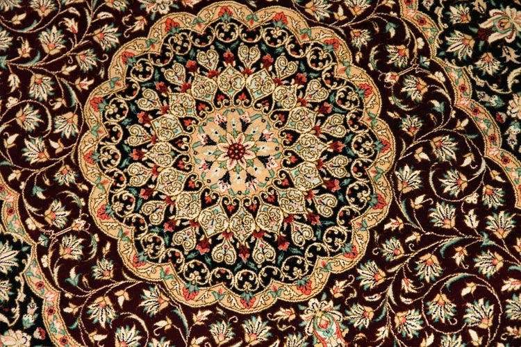 伝統的なペルシャ絨毯の模様クムシルク玄関マットメダリオンデザイン56076、サイズ：128x77 CM、