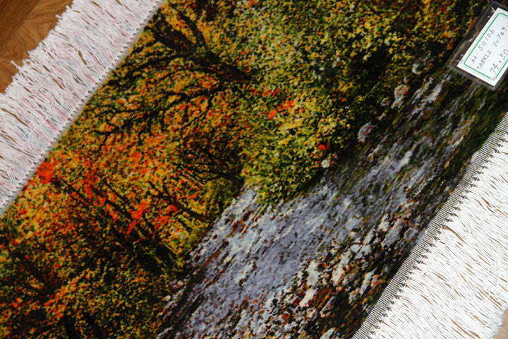 森の風景と川のピクチャー手織りタブリーズ絨毯50106、サイズ：74x50 CM（フサ含まず)