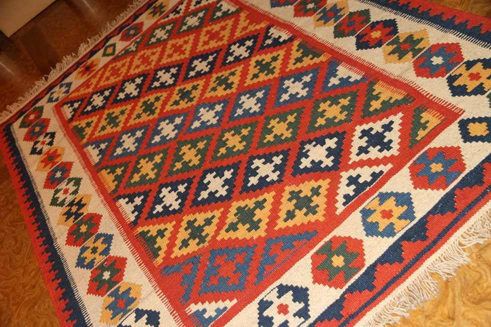 手織りシラズキリムのセンターラグウール65000、サイズ：173ｘ122 CM（フサ含まず)