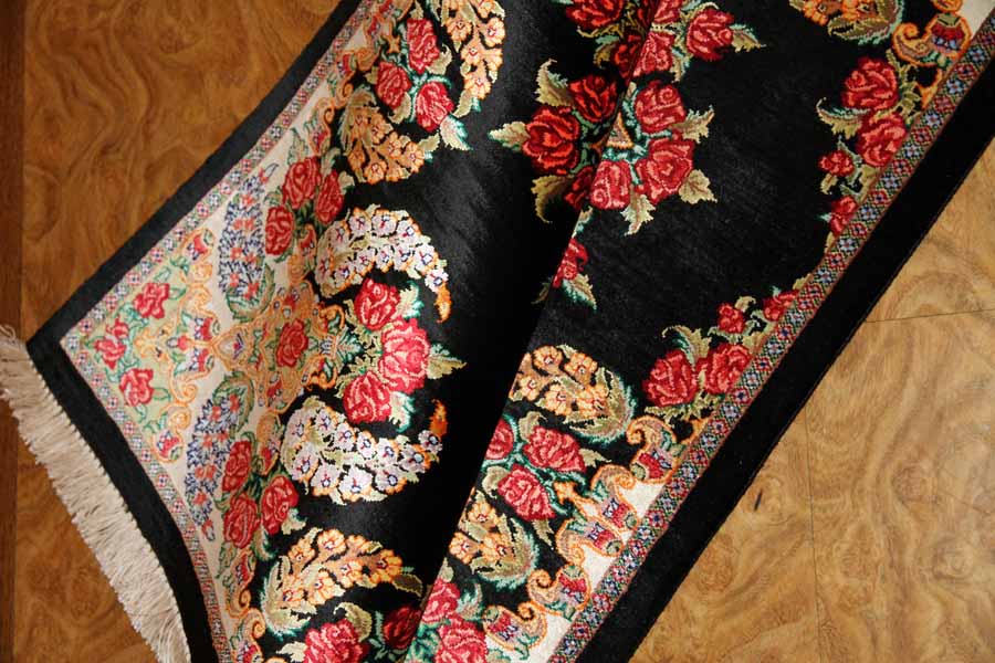 最高級クムシルクバラデザインペルシャ絨毯56048、 逸品のシルク絨毯サイズ： 91x58