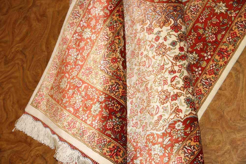 イラン製ペルシャ絨毯クムシルクのセンターラグ60026、ハンドメイドシルクカーペットサイズ：153x97 CM (フサ含まず）