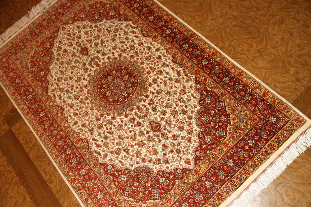 イラン製ペルシャ絨毯クムシルクのセンターラグ60026、ハンドメイドシルクカーペットサイズ：153x97 CM (フサ含まず）