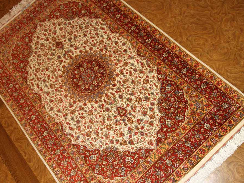 イラン製ペルシャ絨毯クムシルクのセンターラグ60026、ハンドメイドシルクカーペットサイズ：153x97 CM (フサ含まず）