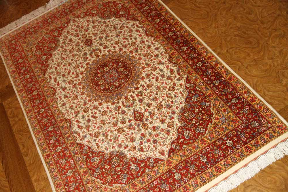 イラン製ペルシャ絨毯クムシルクのセンターラグ60026、ハンドメイドシルクカーペットサイズ：153x97 CM (フサ含まず）