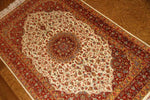 イラン製ペルシャ絨毯クムシルクのセンターラグ60026、ハンドメイドシルクカーペットサイズ：153x97 CM (フサ含まず）