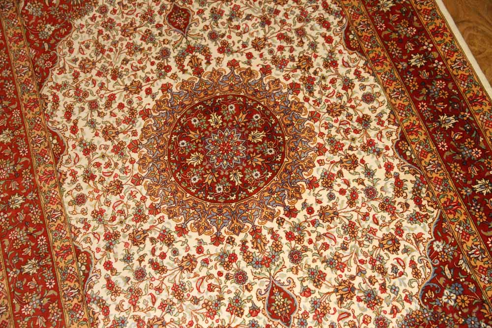 イラン製ペルシャ絨毯クムシルクのセンターラグ60026、ハンドメイドシルクカーペットサイズ：153x97 CM (フサ含まず）