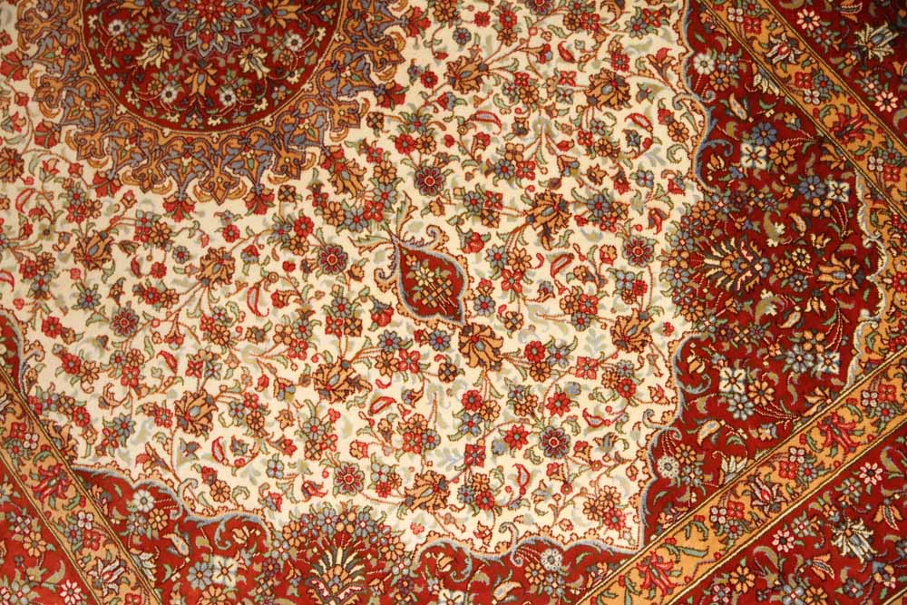 イラン製ペルシャ絨毯クムシルクのセンターラグ60026、ハンドメイドシルクカーペットサイズ：153x97 CM (フサ含まず）