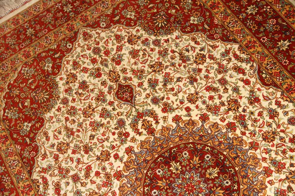 イラン製ペルシャ絨毯クムシルクのセンターラグ60026、ハンドメイドシルクカーペットサイズ：153x97 CM (フサ含まず）